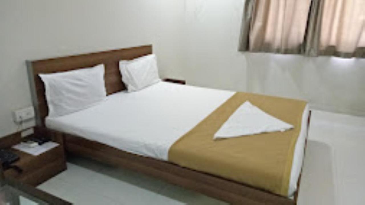 Hotel Avanti, Nashik Bagian luar foto
